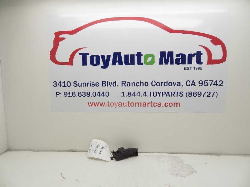 2004 TOYOTA MATRIX DRIVER SIDE FRONT INTERIOR DOOR HANDLE