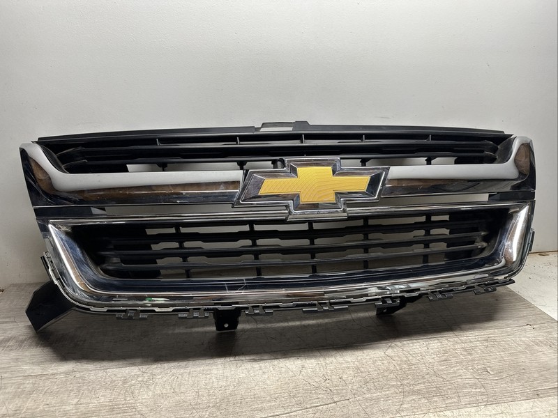 22308153 I 2017 - 20 Chevrolet Colorado Upper Grille Base GAS OEM Chrome 18 19