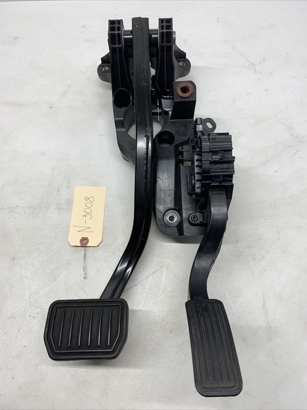 Tesla Model Y Brake and Accelerator Pedal Assembly 1188691-00-B3008 M9