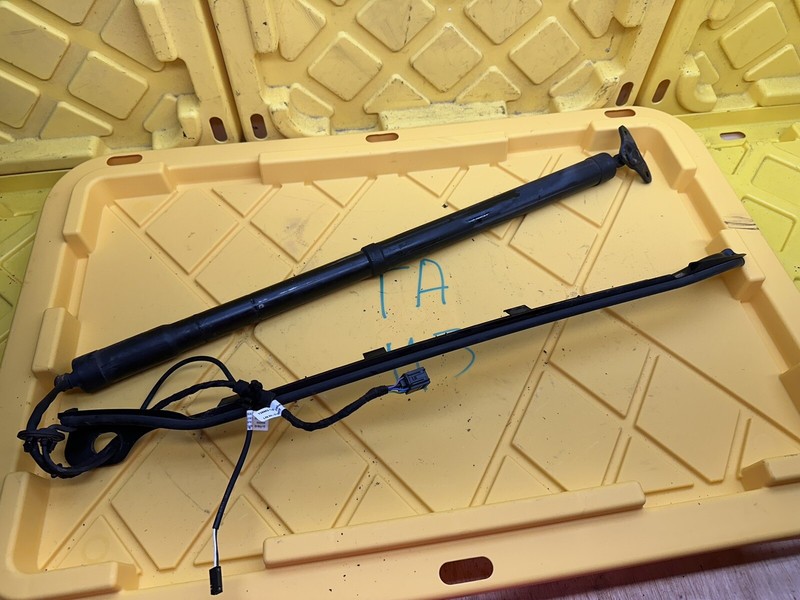2011 VW Touareg Right Hatch Tailgate Lift Support Shock Pressure Sensor