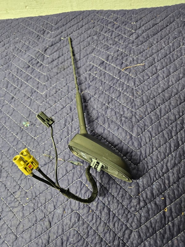 2012 - 2015 FORD FOCUS SEDAN REAR ROOF MOUNT AM FM RADIO SHARK FIN ANTENNA OEM