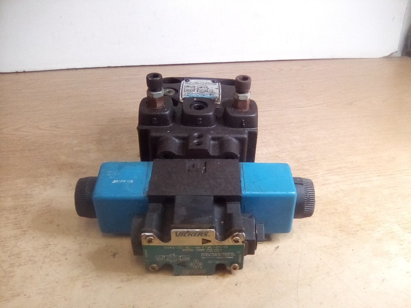 Vickers Pressure Release Valve DG4V-3S-8C-VM-FTW1-B5-61 W/ CG06BEBDG8CVMFTWLB541