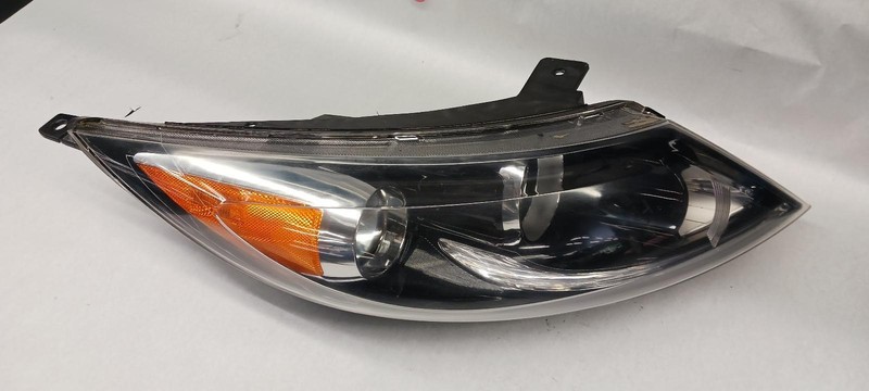 2013 KIA SPORTAGE Right passenger headlight Headlamp Base OEM 13