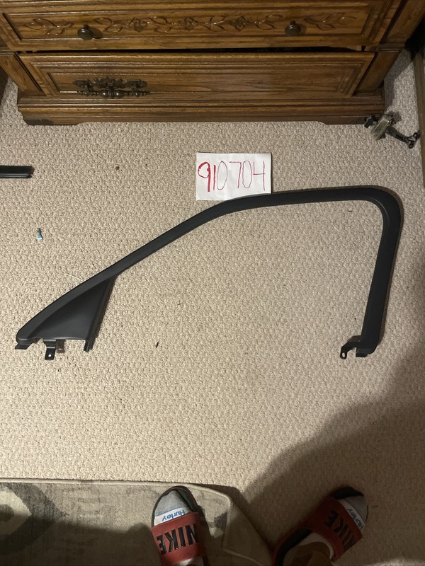 2006-11 Genuine Cadillac DTS Front Right Door Window Molding Channel 25717820
