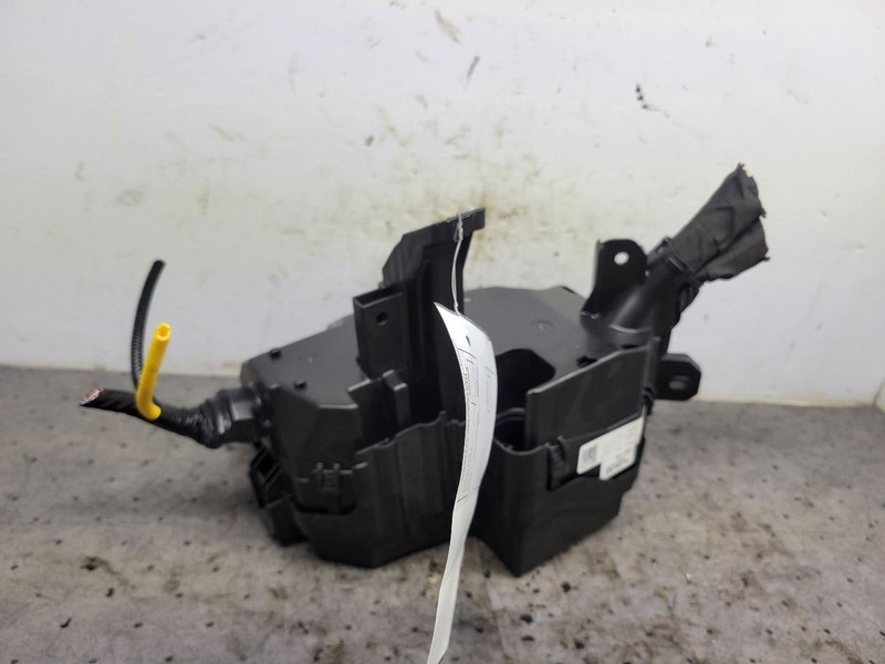 Fuse Junction Box Engine Compartment Fits 24-25 KONA 1721404