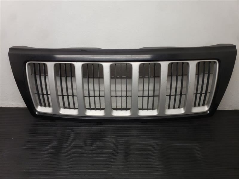 2004 Jeep Grand Cherokee Loredo Radiator Grille OEM 0XC051B8AC