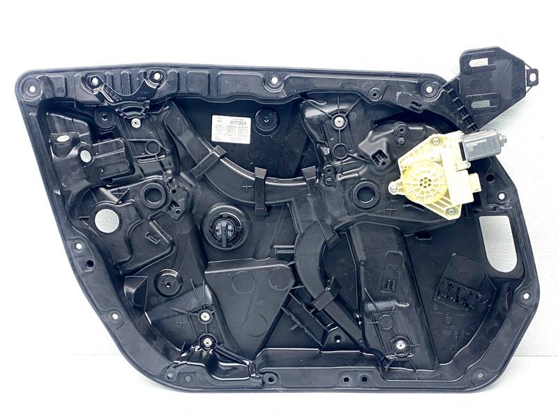 15-18 MERCEDES C300 W205 FRONT LEFT DRIVER WINDOW REGULATOR & MOTOR OEM A0.49