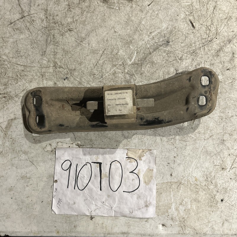 03-06 MERCEDES E320 AUTOMATIC TRANSMISSION MOUNT BRACKET
