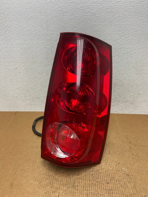 2007 to 2011 GMC Yukon Right Passenger RH Side Tail Light OEM AE1187 LK