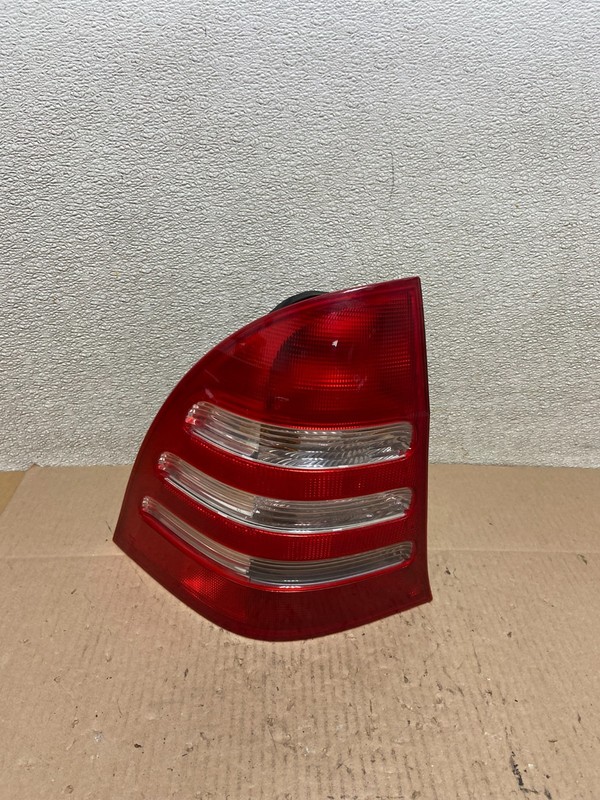 2003 to 2004 Mercedes W203 C-Class Left Driver LH Tail Light Z3787 DW