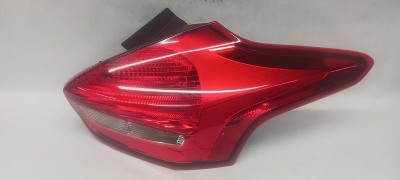 15 FORD FOCUS Hatchback Right passenger Taillight incandescent OEM Grade A!