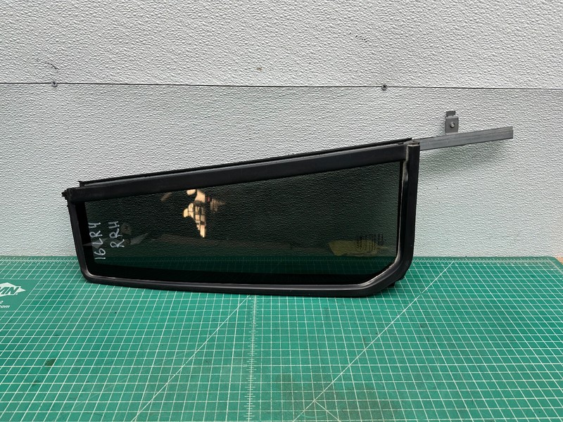 05-16 LAND ROVER REAR RIGHT PASSENGER DOOR FIXED QUARTER WINDOW GLASS OEM