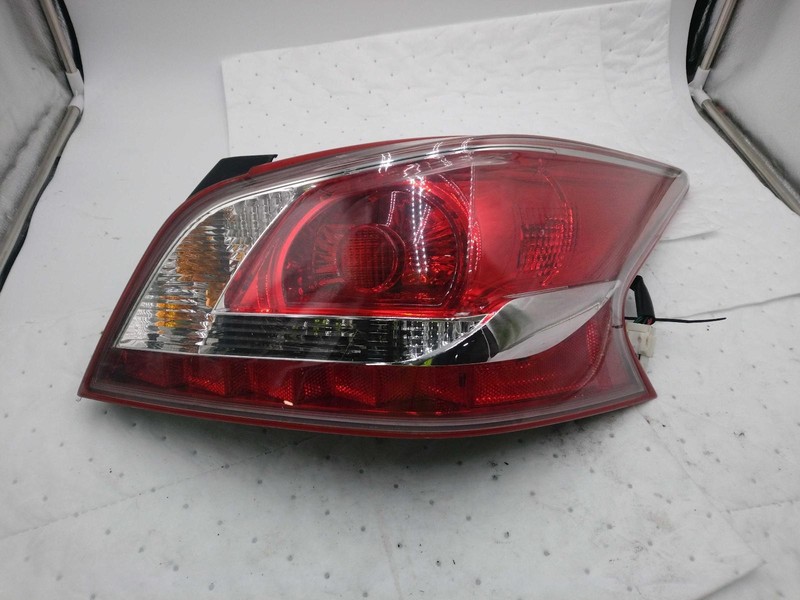 2013 Nissan Altima Right Tail Light Assembly White OEM Used 218520