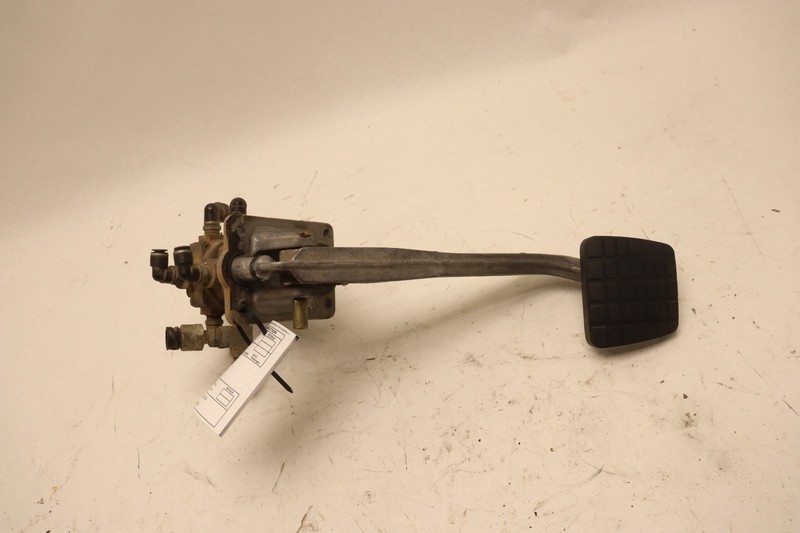 2008-2017 FREIGHTLINER CASCADIA 125 PARKING BRAKE STOP PEDAL W/ VALVE OEM