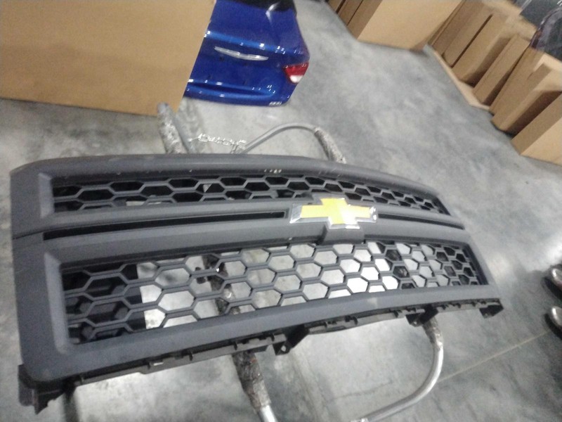 2014-2015 Chevrolet Silverado 1500 Grille OEM White Good Condition NJ25-21956