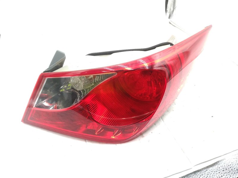 2011 Hyundai Sonata Right Tail Light Assembly Red OEM 104913 LITE SCRATCH