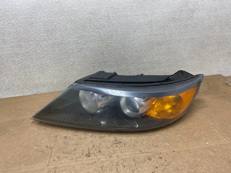 2011 to 2013 Kia Sorento Left Driver LH Side Headlight Halogen Oem Y8219 DW