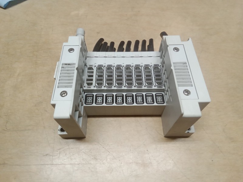 SMC SS5Y31-E4R044 Manifold Block 8 Port