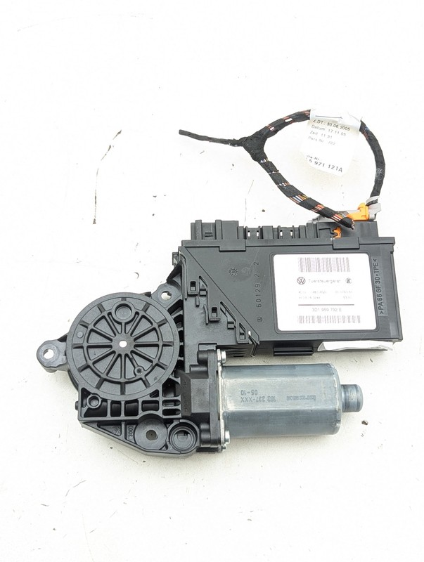 03-10 Porsche Cayenne 955 Front Right Side Door Window Regulator Motor 7l095970