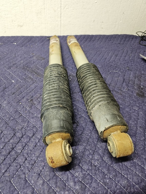 00 01 02 03 04 05 06 CHEVY SUBURBAN REAR SHOCK SET OEM