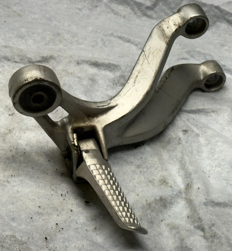 2002 Suzuki GSXR6 Left Rear Foot Peg Passenger Pedal Mount GSXR 600 02