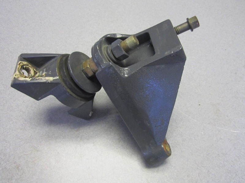 0913463 0983903 OMC Cobra GM Sterndrive 4.3L Front Mount Bracket 3853805
