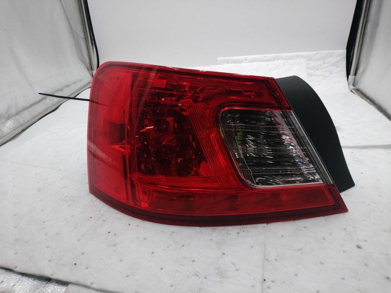 2009 Mitsubishi Galant Left Tail Light Assembly Red OEM 220885 119K Miles