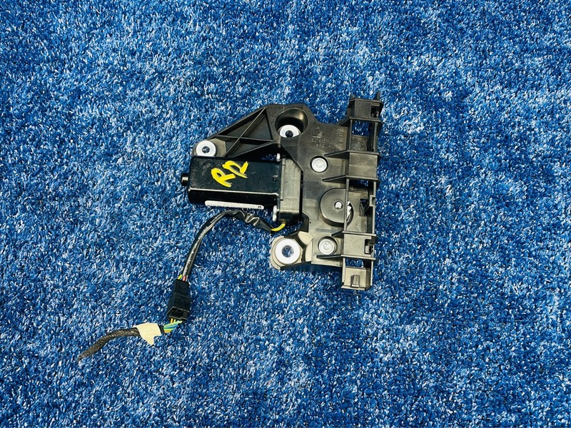 2016-2019 BUICK CASCADA RIGHT PASSENGER SEAT BELT ADJUSTER FEEDER OEM