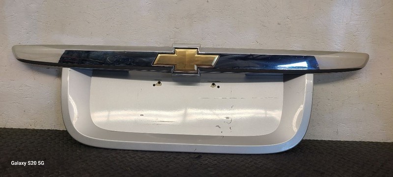 05-09 Chevrolet Equinox Tail Finish Panel Silver OEM 12335880