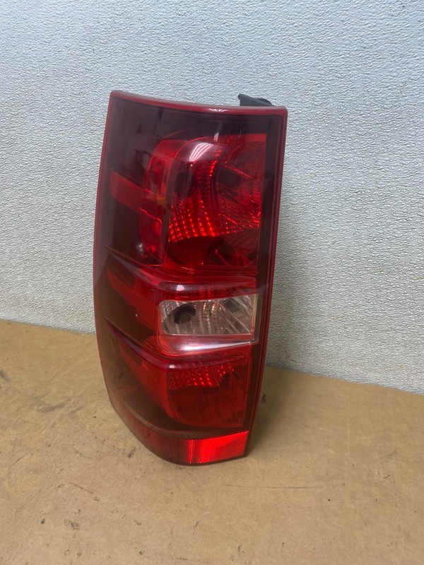 2008-2014 Chevrolet Tahoe Suburban Driver Lh Left Side Tail Light X5351 DW