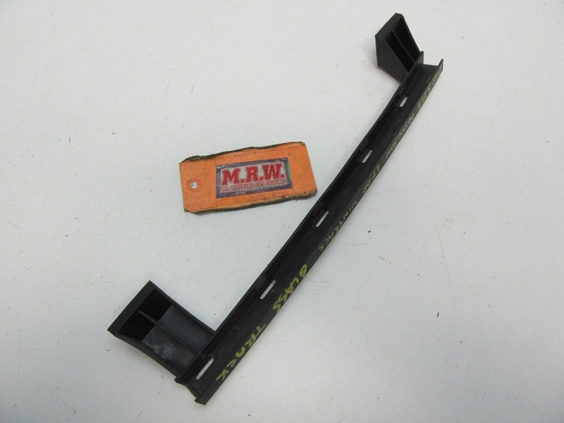 LEFT FRONT DOOR GLASS WINDOW TRACK GUIDE PANEL PLASTIC BRACKET MOUNT SUPPORT LH