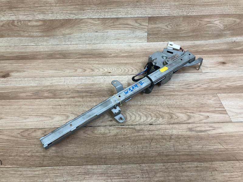 MERCEDES BENZ OEM W209 FRONT RIGHT SIDE CONVERTIBLE SEAT BELT FEEDER MOTOR 03-09