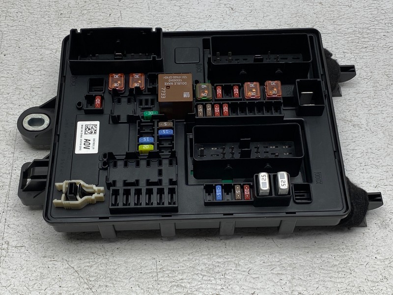 2013-2018 CADILLAC ATS REAR TRUNK CABIN FUSE RELAY JUNCTION OEM LOT731