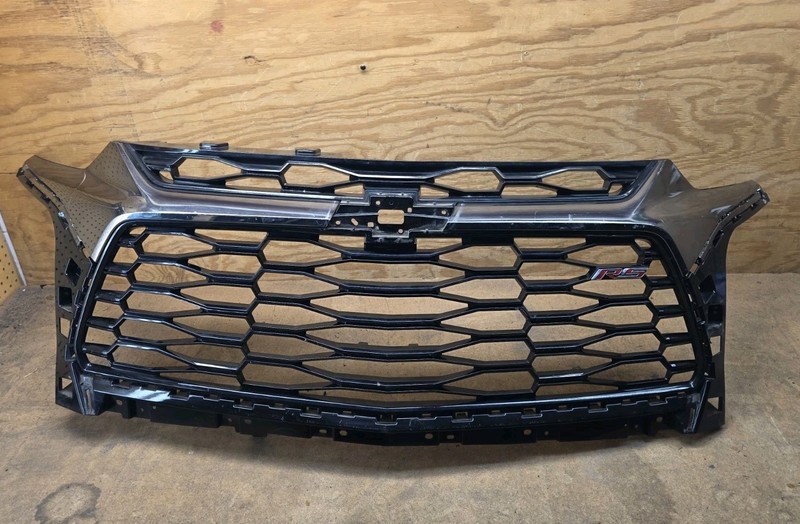 2019 2020 2021 2022 Chevrolet Blazer RS Front Bumper Grille OEM 84612440 DAMAGED