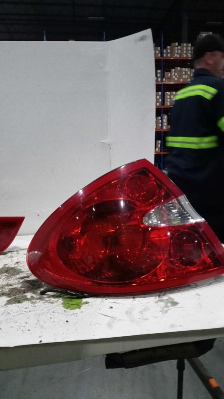 2009 Buick LaCrosse Left Tail Light Assembly Silver OEM 229952 Used