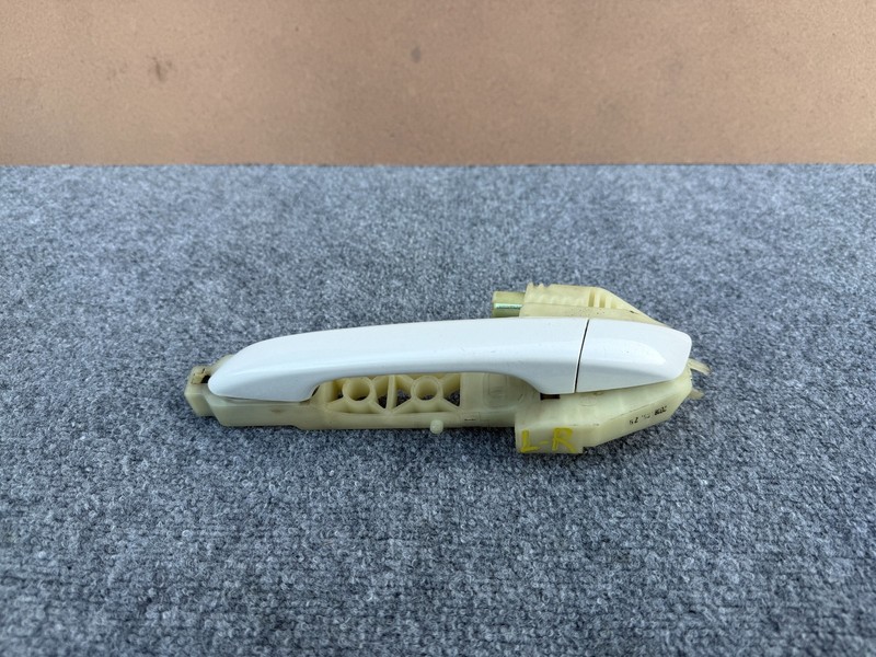 KIA STINGER 2018-2023 OEM REAR LEFT DRIVER EXTERIOR DOOR HANDLE ASSEMBLY (WHITE)