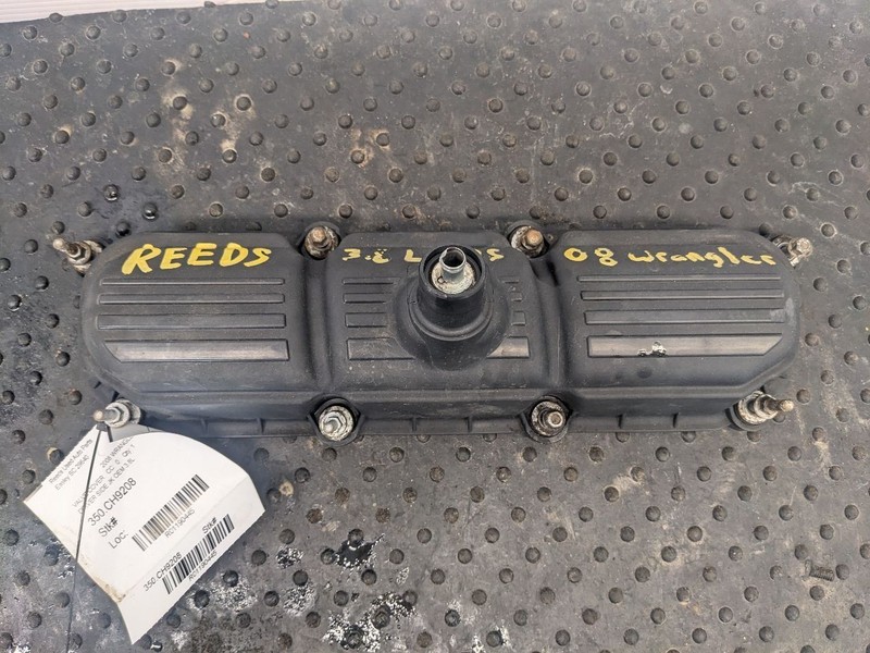 Jeep Wrangler JK OEM 3.8L Driver Left Side Engine Valve Cover 2007-20111190445