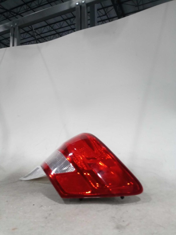 2011 Jeep Grand Cherokee Right Tail Light Assembly Silver OEM Used 7683622