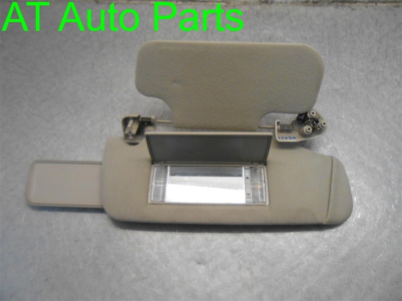 01 02 TAHOE RIGHT INTERIOR SUN VISOR ON-OFF VANITY LAMP TAN OEM 15006351