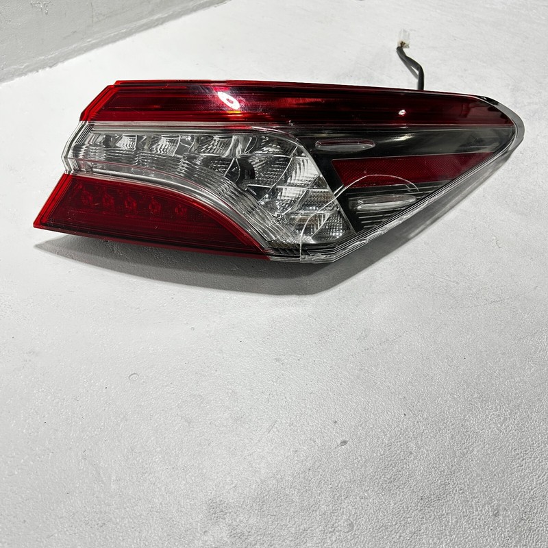 DEFECT 18-20 TOYOTA CAMRY REAR PASSENGER SIDE OUTER TAILLIGHT LIGHT FULL LED OEM