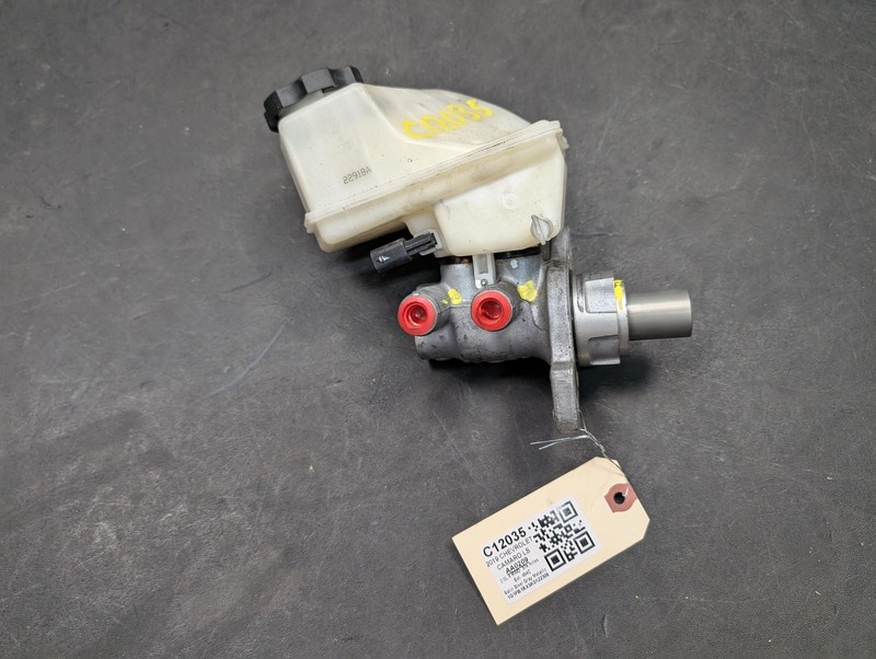 Brake Master Cylinder w/ Reservoir 2019 Chevrolet Camaro 84614707 2016 - 2020