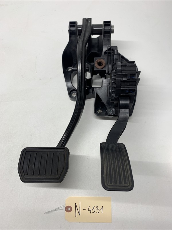 17-23 TESLA MODEL 3 ACCELERATOR GAS & BRAKE PEDALSET 1044691-00-D OEM N-4531 S1