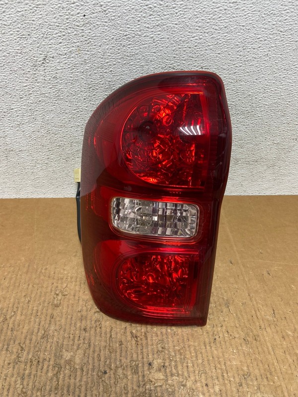 2004 2005 Toyota RAV4 Left Driver LH Side Tail Light OEM AE2765 LK