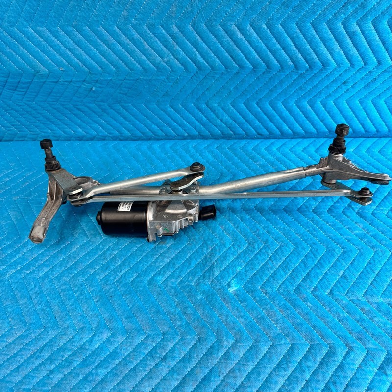 06-12 BMW 330 e90Front Wiper Assembly 7161711-05 6978263-01 OEM