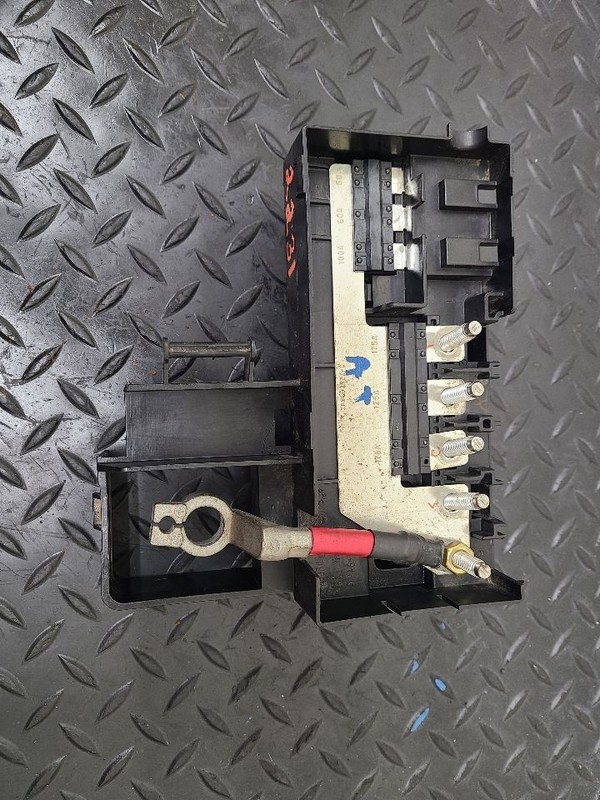 14-17 Chevrolet Silverado 1500 Battery Distribution Block OEM 84354716