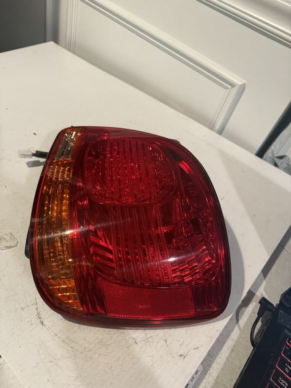03 LEXUS ES300 REAR RIGHT PASSENGER SIDE TAILLIGHT LAMP OEM