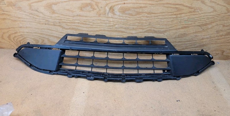 2018 2019 2020 CHEVROLET TRAVERSE FRONT LOWER BUMPER GRILLE OEM