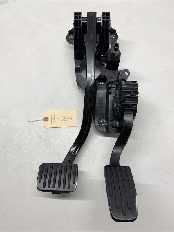 Tesla Model Y Brake and Accelerator Pedal Assembly 1188691-00-B 3699 M9