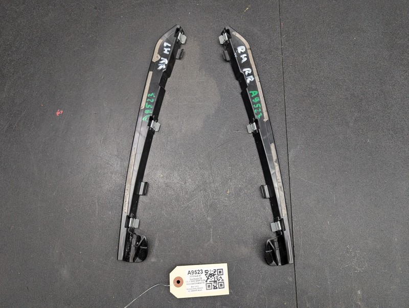 2PC Rear Door Weatherstrip Brackets Set 2019 Audi A7 4K8839151 2020 2021 - 2024