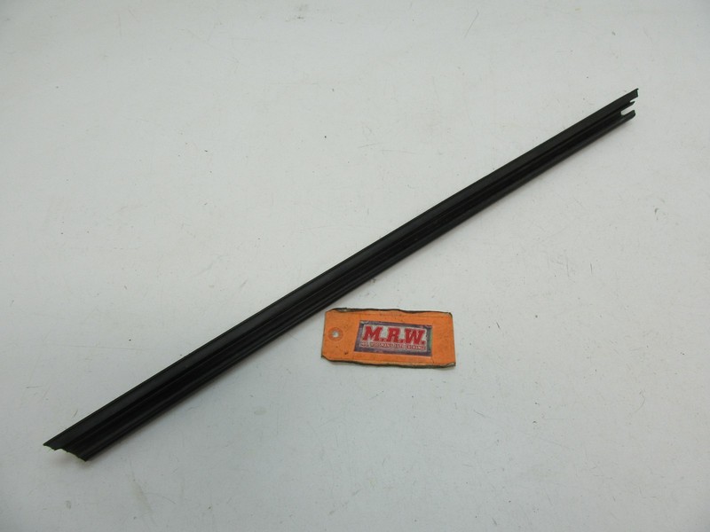RIGHT FRONT DOOR PANEL TOP INNER MOLDING GLASS WINDOW SEAL STRIP PASSENGER SIDE